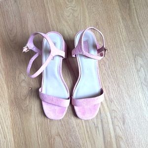 Women’s pink heels size 9
